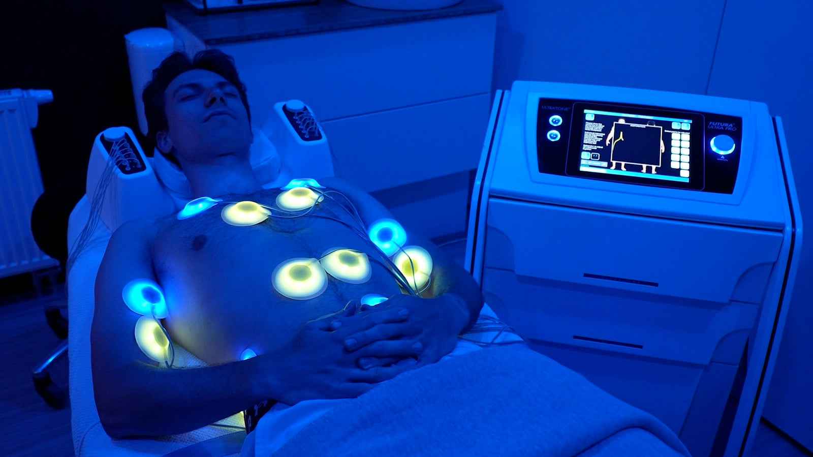 Ultratone-biostimulatie met Lumi-pads tijdens een behandeling in het Longevity Lifestyle Center